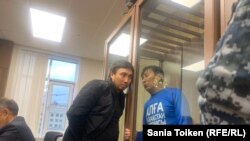 Белгілі марафоншы, тіркелмеген "Алға, Қазақстан" оппозициялық партиясының лидері Марат Жыланбаев (оң жақта) сот залында. Астана, 30 қазан, 2023 жыл.