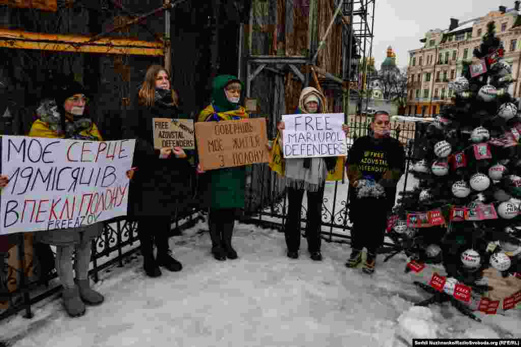 Ялинка, встановлена рідними військополонених під час акції «Свято без свята»