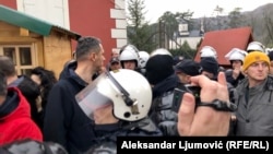 Policija je na Cetinju spriječila veći sukob nakon što je uoči početka nalaganja badnjaka došlo do sukoba između poglavara Crnogorske pravoslavne crkve Mihaila i Borisa, 6. januara 2024.