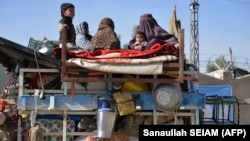 یک خانواده مهاجر افغان که از پاکستان اخراج شده اند در منطقه سرحدی تورخم - عکس از آرشیف