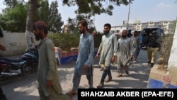 په کراچۍ کې پولیس یوشمېر افغانان تر نیولو وروسته حوالات ته لېږدوي - پخوانی انځور. 