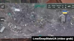 Розвідувальний дрон зафіксував, як з бліндажа, склавши руки за головою, виходить перший український військовополонений