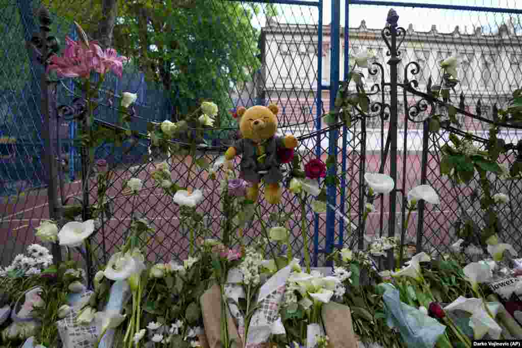 Цветы и игрушки у здания школы в Белграде, Сербия, 4 мая 2023 года. 13-летний подросток открыл стрельбу в своей школе,&nbsp;погибли несколько детей и охранник. Прибывшая на место полиция задержала подростка.&nbsp; AP/Darko Vojinovic&nbsp;