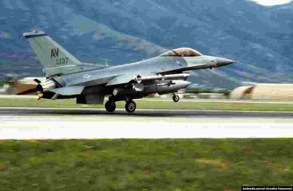 F-16, який збив три з чотирьох знищених сербських літаків, які було збито над Боснією. Перші бойові зіткнення НАТО відбулися в лютому 1994 року, коли американські винищувачі збили чотири сербські військові літаки, які бомбили боснійський завод під час ескалації конфлікту на території колишньої Югославії