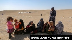زنان و کودکان دریکی از مناطق زلزله زده ولایت هرات