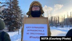 Protesters demonstrate against the persecution of journalists in Kazan on December 10.