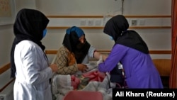 نرس قابله ها در حال کمک به یکی از زنان بیمار 