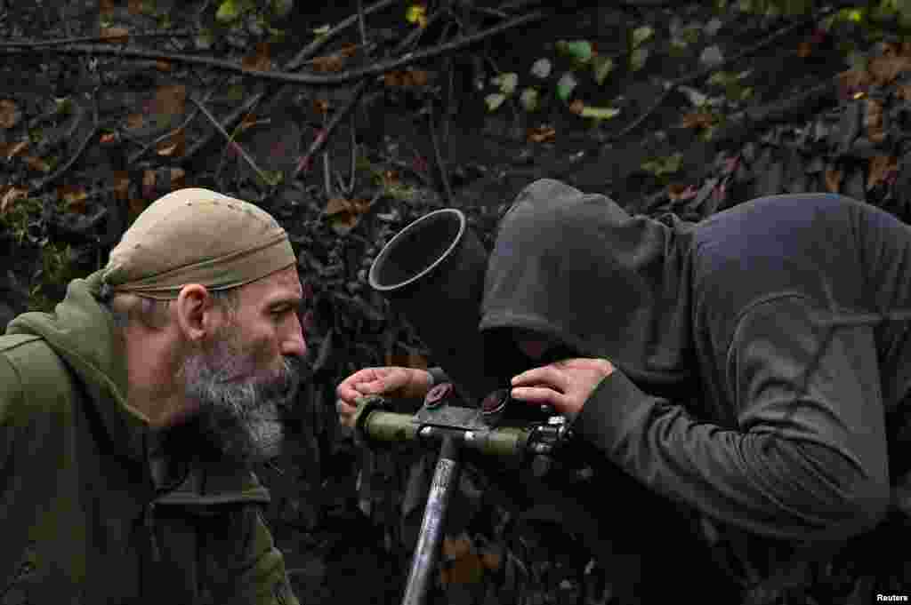 Ukrainian soldiers line up their mortar to be fired toward Russian positions. &nbsp;