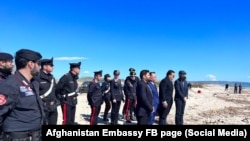 خالد ذکریا و برخی از مسوولین نهاد های افغانی در ایتالیا به همراهی پولیس و تشریفات وزارت خارجه ایتالیا از محل غرق شدن کشتی مهاجرین دیدن کردند. ( تصویر از صفحه فیسبوک سفارت افغانستان در ایتالیا) 