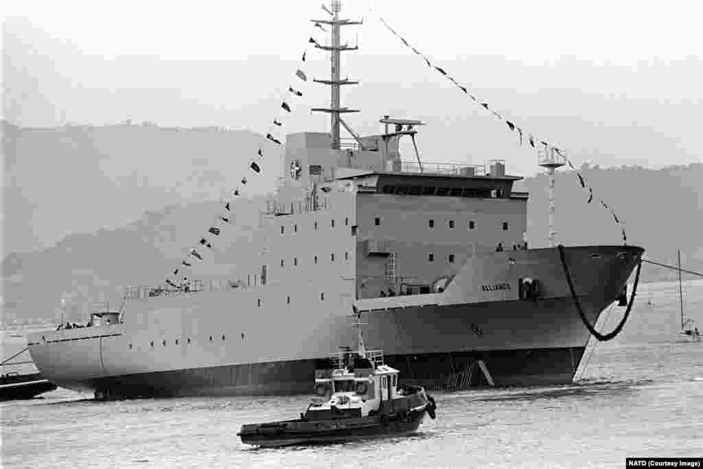 Дослідницьке судно НАТО «Альянс» під час спуску на воду в 1986 році. Корабель експлуатується італійськими ВМС. Після того, як «цемент страху» зруйнувався в 1990-х роках, НАТО провела ребрендинг відповідно до вимог нової епохи, в якій «єдина масова і глобальна загроза поступилася місцем різноманітним і різноспрямованим ризикам».