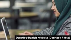در این مکتب ۱۰۰ دختر از افغانستان و ۶۰ دختر از پاکستان مضمونهای صنف هفتم الی دهم نصاب تعلیمی افغانستان را به گونهٔ آنلاین آموزش میبینند.