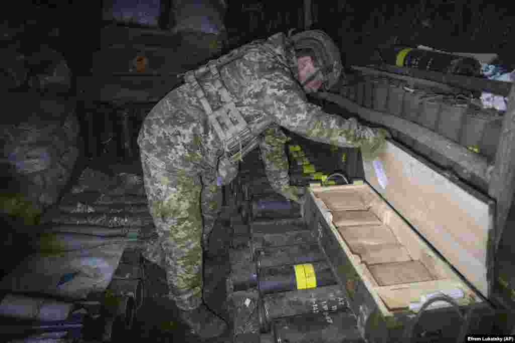 Український військовий оглядає запаси боєприпасів у схроні. У лютому ЗСУ, зокрема через брак боєприпасів,&nbsp; були вимушені відійти зі зруйнованої російськими обстрілами Авдіївки. Захоплення цього міста вважається найбільшим здобутком військ РФ за два роки війни проти України, з&nbsp; моменту окупації Бахмуту в травні 2023 року