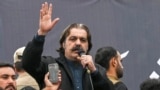 علي امین ګنډه پور په پېښور کې یوې ولسي غونډې ته وینا کوي - انځور له ارشیفه.