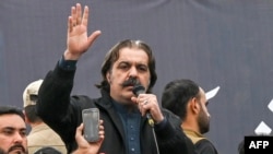 علي امین ګنډه پور په پېښور کې یوې ولسي غونډې ته وینا کوي - انځور له ارشیفه.