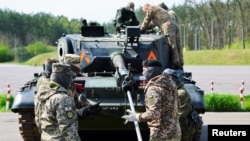 Vojnici učestvuju u obuci održavanja tenkova Leopard 1A5 za ukrajinske vojnike, u bazi nemačke vojske Bundesvera, deo Misije vojne pomoći EU za podršku Ukrajini u Klicu, Nemačka, 5. maja 2023. 
