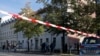 Policajci pored zgrade u Berlinu u kojoj se nalazu sinagoga, pošto su na nju bačeni molotovljevi kokteli, 18. oktobar 2023.
