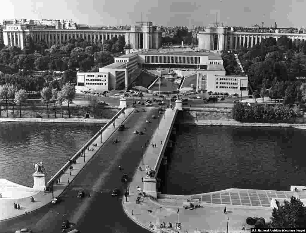 Тимчасова штаб-квартира НАТО в Парижі, світлина зроблена на початку 1950-х років. Директор американського дипломатичного представництва в Європі Джон Д. Гікерсон у 1948 році закликав Сполучені Штати продемонструвати «конкретні докази американської рішучості протистояти подальшим комуністичним зазіханням» по всій Європі. «Готовність боротися за свободу тісно пов'язана з потужністю наявної допомоги», – зазначив дипломат 