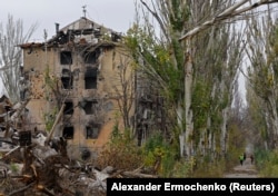 Пошкоджений російськими обстрілами будинок в тимчасово окупованому Маріуполі, листопад 2022 року