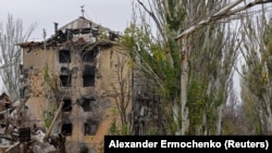 «Жителі окупованого міста повідомляють про два прильоти - в районі аеропорту та Агробази. Ймовірне попадання у місце розташування окупантів. Інформація уточнюється», – міськрада