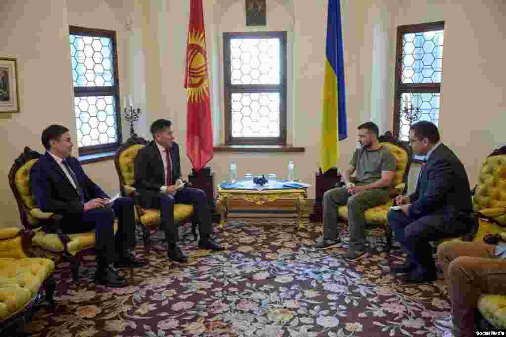 Кыргызстандын Украинадагы элчиси Идрис Кадыркулов менен Украинанын президенти Владимир Зеленскийдин жолугушуусу.