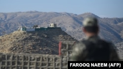 په غلام خان کې پاکستانی سرتېرې یوې پوستنې سره نېږدې په پهره ولاړ دی ـ پخوانی انځور.