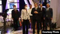 Посол Китая в Кыргызстане Ду Дэвэнь (вторая слева) во время посещения КТРК. 24 августа 2022 года.