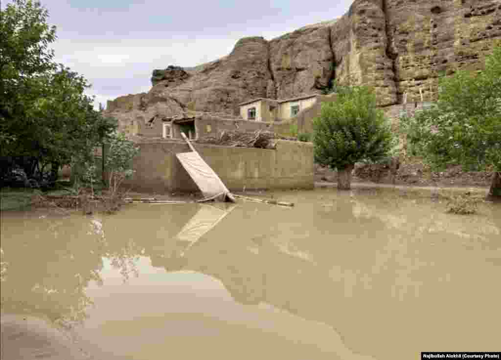 سیلاب در ولسوالی خوشی ولایت لوگر. این سیلاب که بعد از ظهر روز شنبه ۲۹ اسد جاری شد تلفات جانی و خسارات هنگفت مالی به باشنده های این ولسوالی وارد کرده است