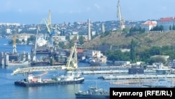 Завантаження крилатих ракет типу «Калібр» на підводний човен у Південній бухті Севастополя, 18 серпня 2022 року