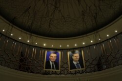 Портреты Башара Асада и его отца Хафеза Асада в главном фойе одного из дорогих отелей в Дамаске