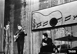 Vysotsky performing in Moscow in 1963