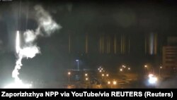 Запис камери спостереження показує, як ракета впала на Запорізькій АЕС під час обстрілу в Енергодарі, Запорізька область, Україна, 4 березня 2022 року
