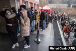 Українські біженці стоять у черзі на отримання дозволів на проживання у Празі, Чехія, 2 березня 2022 року