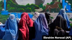 شماری از زنان بی بضاعت در کابل در انتظار دریافت کمک های بشردوستانه اند. عکس از آرشیف