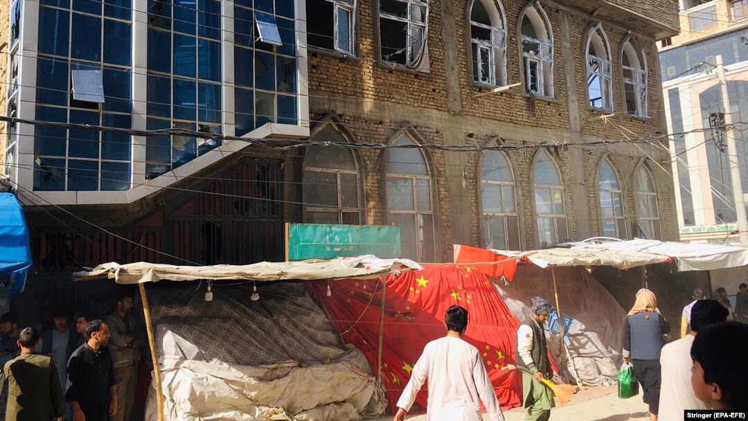 په مزار شریف کې ګڼ خلک تر چاودنې وروسته د سې جومات دوکان وره ته ورغلل - د اپرېل ۲۱مې انځور. 