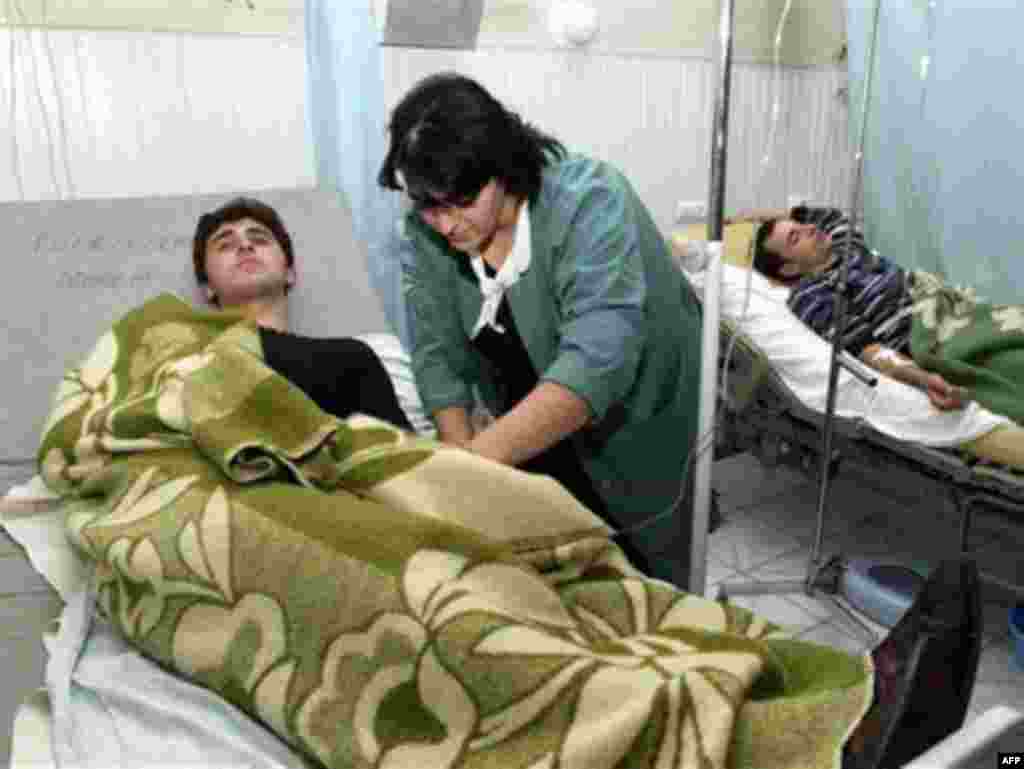 A nurse assists victims of police clashes in a hospital in Tbilisi on November 7, 2007. Approximately 500 people were injured. (AFP photo)