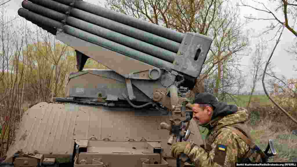 Український військовий працює з реактивною системою залпового вогню БМ-21 «Град». Харківська область, 20 квітня 2022 року