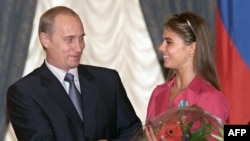 Володимир Путін та Аліна Кабаєва в 2001 році 