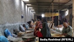 یک زن کارگر در قندهار، افغانستان