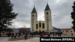 Vjernici ispred crkve u Međugorju, mart 2022