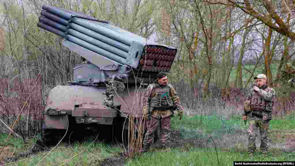 Українські військові біля реактивної системи залпового вогню БМ-21 «Град». Харківська область, 20 квітня 2022 року
