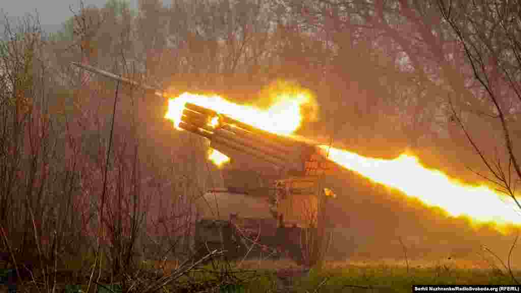 Екіпажі БМ-21 «Град» із 93-ї ОМБр «Холодний Яр» ведуть вогонь із реактивної системи залпового вогню по скупченню російських військ на Харківщині, 20 квітня 2022 року