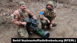 Українські військовослужбовці з ракетним комплексом «Джавелін» на передовій. Київська область, 13 березня 2022 року