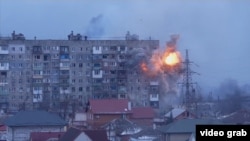 Російський танк б'є по маріупольській багатоповерхівці
