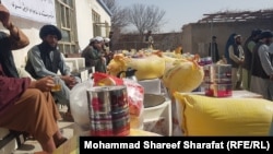توزیع مواد غذایی به خانواده های بی بضاعت در ولایت ارزگان - عکس از آرشیف