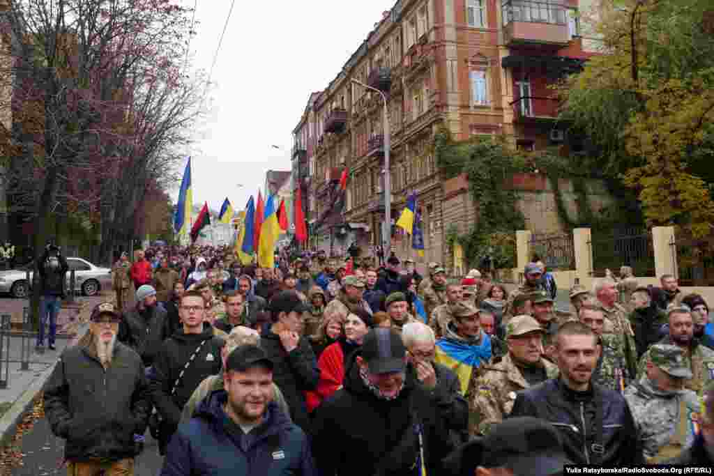 У Дніпрі маршем за участі учасників бойових дій на Донбасі відзначили День захисників і захисниць України. Захід розпочався на Алеї героїв біля облдержадміністрації, де дніпряни вшанували пам’ять героїв, загиблих за українську Незалежність
