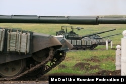«Усі Т-72 і Т-80, а також усі їхні модифікації – це все знято зі зберігання та модернізовано на заводах. Ця логіка працювала усі 30 пострадянських років»