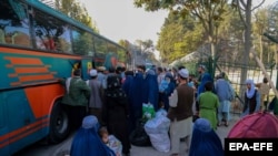 شماری از بی‌جا شده‌گان داخلی در افغانستان که از سوی نهادهای مربوطه بین‌المللی مورد حمایت قرار گرفته و به مناطق اصلی‌شان فرستاده می‌شوند.