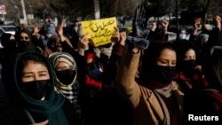 آرشیف - اعتراض شماری از دانشجویان دختر پس از بسته شدن دروازه های پوهنتون‌ها به روی آنها از سوی حکومت طالبان