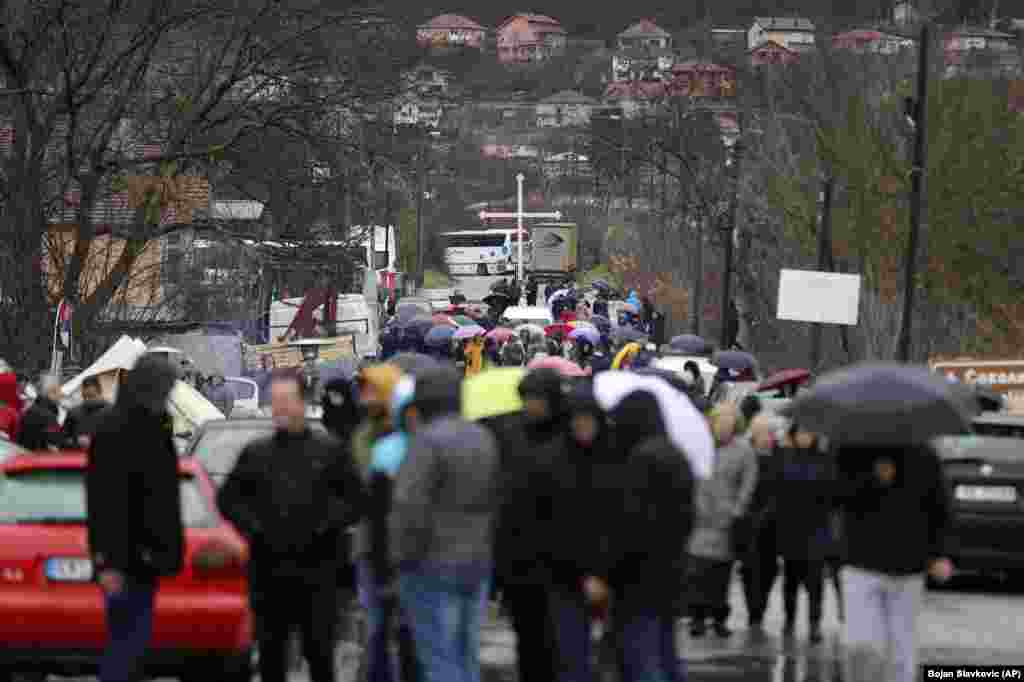Kosovar Serbs blocked the road near the village of Rudine, in North Mitrovica, Kosovo, on December 11. The Serbian government, along with Russia, has refused to recognize Kosovo’s statehood and consider it part of Serbia, even though Belgrade has no formal control there. A total of 99 out of 193 United Nations countries now recognize Kosovo's independence, including the United States, Great Britain, and 22 out of 27 EU countries.