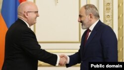 Премьер-министр Армении Никол Пашинян (справа) принимает американского сопредседателя Минской группы ОБСЕ, старшего советника госсекретаря США по переговорам на Кавказе Филипа Рикера, Ереван, 1 декабря 2022 г.